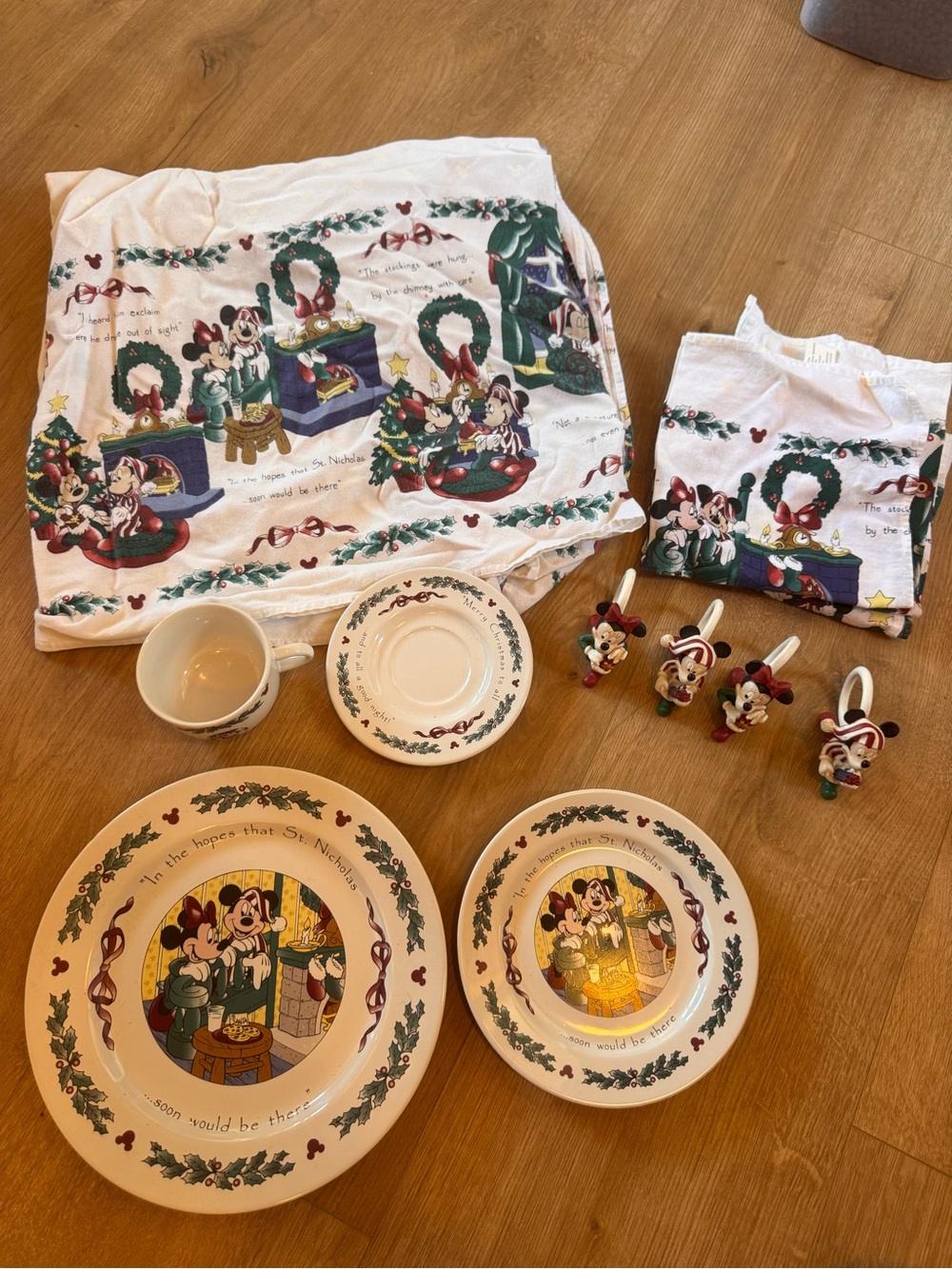 Disney Holiday Mickey & Minnie Dinnerware Set - White/Green/Red